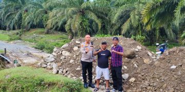 Akses Vital Terputus! Polsek Bahorok Bergerak Cepat Pastikan Perbaikan Jalan Amblas di Bukit Lawang