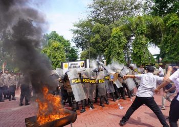 Polres Langkat Gelar Peragaan Dalmas Jelang May Day 2025.