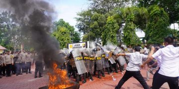 Polres Langkat Gelar Peragaan Dalmas Jelang May Day 2025.