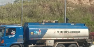 PT Sri Karya Lintasindo, Mobil Tangki Industri Menyedot BBM Bersubsidi Di Tengah Hutan Penampungan Charles