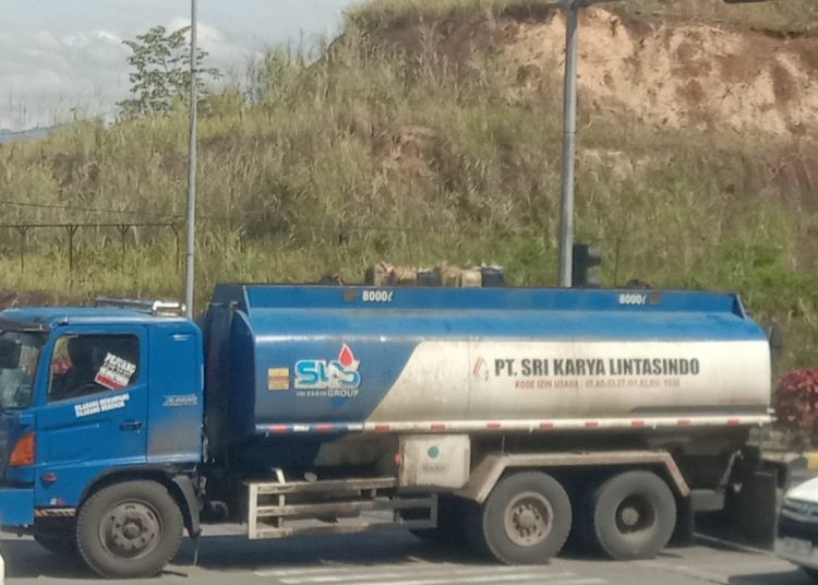PT Sri Karya Lintasindo, Mobil Tangki Industri Menyedot BBM Bersubsidi Di Tengah Hutan Penampungan Charles
