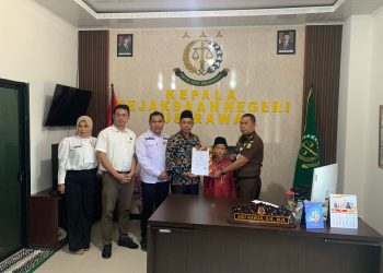 PLT Kejaksaan Negeri Musi Rawas Dan Kasih Datun Melakukan Penyerahan Dokumen KIA,KIP,Dan KIS Terhadap Status Perwalian Anak A.N Bayu Iskandar Dari Yayasan Panti Asuhan Mutiara Kasih