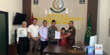 PLT Kejaksaan Negeri Musi Rawas Dan Kasih Datun Melakukan Penyerahan Dokumen KIA,KIP,Dan KIS Terhadap Status Perwalian Anak A.N Bayu Iskandar Dari Yayasan Panti Asuhan Mutiara Kasih