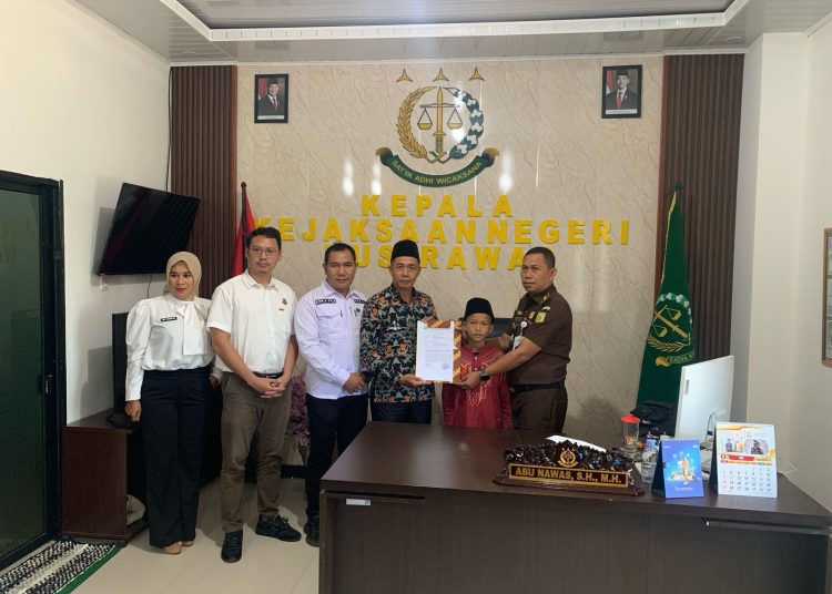 PLT Kejaksaan Negeri Musi Rawas Dan Kasih Datun Melakukan Penyerahan Dokumen KIA,KIP,Dan KIS Terhadap Status Perwalian Anak A.N Bayu Iskandar Dari Yayasan Panti Asuhan Mutiara Kasih