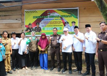 Plt Kejari Musi Rawas Berkolaborasi Dengan Bupati Musi Rawas Beda Rumah Masyarakat Miskin Menjadi Lebih Baik
