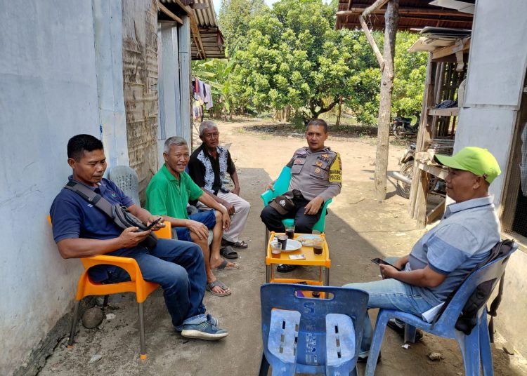 Bhabinkamtibmas laksanakan Sosialisasi Bahaya Narkoba dan Minuman Keras di Desa Binaan