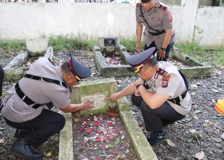 Sambut HUT Bhayangkara ke 79, Polres Langkat Ziarah dan Tabur Bunga di Taman Makam Pahlawan