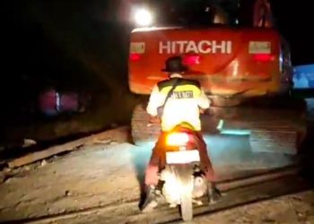 Excavator Proyek Flyover Gelumbang Melintas di Jalan Raya dan Rel KA Tanpa Alas, Kangkangi Aturan?