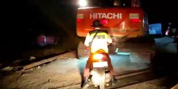Excavator Proyek Flyover Gelumbang Melintas di Jalan Raya dan Rel KA Tanpa Alas, Kangkangi Aturan?