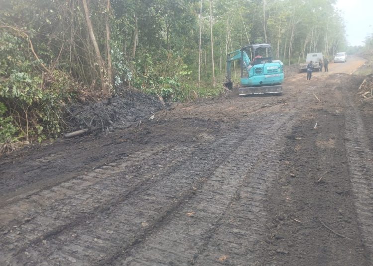 Jalan Produksi Kelar, Aktifitas Warga Pinang Banjar Lancar