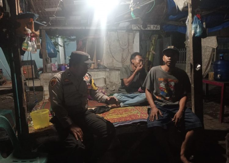 BhabinkamtibmasBhabinkamtibmas Polsek PKL Brandan Cek Poskamling, Ajak Warga Aktif Jaga Lingkungan