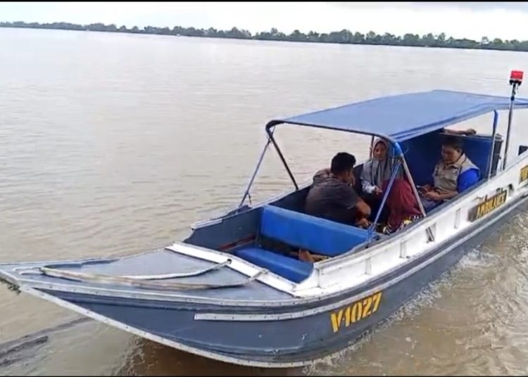 Empat Hari Demam Tinggi Bocah Perempuan di Desa Upang Dilarikan ke Rumah Sakit dengan Ambulance Apung Polairud Polda Sumsel