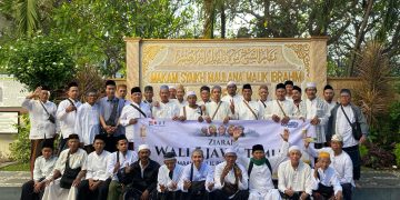 Jama’ah Tahlil Ziarah Ke Makam Mbah Kholil : Kala Ikut Tour Religi Warga Sawo, Babat Hebat