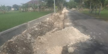 Proyek Pembangunan pelebaran Jalan Raya Widang Simogilis Diduga Asal-asalan