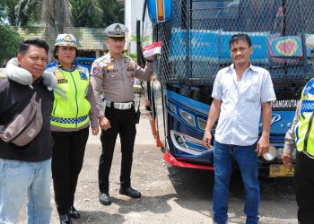 Sat Lantas Menyapa Kemerdekaan, Bagikan Bendera Merah Putih Kepada Pengguna Jalan