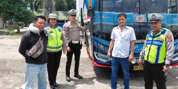 Sat Lantas Menyapa Kemerdekaan, Bagikan Bendera Merah Putih Kepada Pengguna Jalan