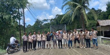Polsek Bahorok bersama Mahasiswa KKN UINSU jalin kerjasama dalam melaksanakan Harkamtimas dengan menimbun jalan yang rusak.