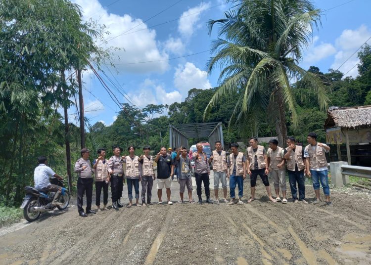 Polsek Bahorok bersama Mahasiswa KKN UINSU jalin kerjasama dalam melaksanakan Harkamtimas dengan menimbun jalan yang rusak.