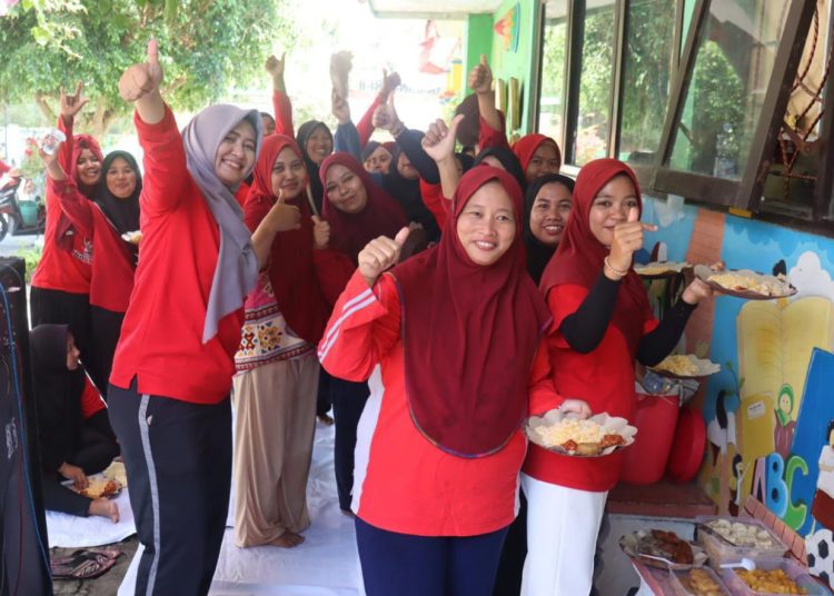 Semarak HUT RI Ke-80, Wali Murid dan Guru Adu Kekompakan di SDN Tamansari II Dringu