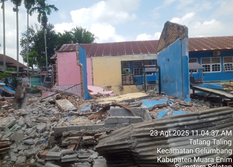 Bongkar Rumah Dinas Dua Orang Wali Murid Berujung Celaka Sehinga Dilarikan Ke Rs Perabumulih