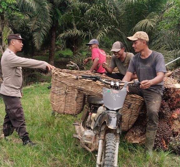 Bhabinkamtibmas Sambang Desa Binaan Dan Sampaikan Pesan Kamtibmas