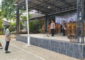 Kapolsek Jajaran Polres Tuban Laksanakan Jadi Inspektur Upacara Hari Senin SMP, SMA, di Wilayah Masing-masing