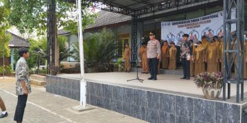 Kapolsek Jajaran Polres Tuban Laksanakan Jadi Inspektur Upacara Hari Senin SMP, SMA, di Wilayah Masing-masing