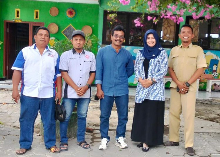 Ketua AWPR Berikan Bantuan Sarana Olahraga ke SDN Tamansari II Dringu