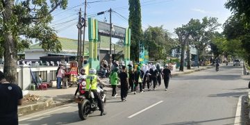 Satlantas Polres Langkat Melaksanakan Pengawalan dan Pengaturan Giat Gerak Jalan Dalam Rangka ospek Mahasiswa baru Akper pal