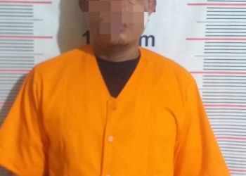 Polsek Bahorok Ungkap Kasus Pencurian Sepeda Motor, Pelaku Berhasil Diciduk  LANGKAT, Reportase INC – Polsek Bahorok berhasil mengungkap kasus tindak pidana pencurian sepeda motor yang terjadi di Dusun Pasar Rodi, Desa Empus, Kecamatan Bahorok, Kabupaten Langkat. Kasus ini bermula dari laporan polisi dengan nomor LP/B/.31/V/2025/SU/LKT/SEK-BAHOROK tertanggal 15 Mei 2025, setelah seorang warga bernama Andrianto (33), wiraswasta, melaporkan kehilangan sepeda motor milik ayahnya.  Peristiwa pencurian terjadi pada Rabu, 14 Mei 2025 sekitar pukul 18.00 WIB. Sebelumnya, pelapor sedang berada di bengkel sepeda motornya ketika seorang pria bernama Erwin alias Botak (38), yang pernah bekerja di bengkel tersebut, datang meminta pekerjaan. Karena tidak ada lowongan, pelapor menolaknya dan hanya memberikan ongkos pulang. Namun, beberapa saat kemudian, sepeda motor Honda Supra X BK 6802 RX milik Ansarimuddin—ayah pelapor—diketahui hilang dan diduga kuat dicuri oleh Erwin.  Akibat kejadian tersebut, korban mengalami kerugian sekitar Rp7.000.000. Barang bukti yang berhasil dikumpulkan pihak kepolisian berupa satu unit sepeda motor Honda Supra X BK 6802 RX serta pakaian hitam lengan panjang yang digunakan pelaku saat beraksi, terekam dari rekaman CCTV di sekitar lokasi kejadian.  Kapolres Langkat, AKBP David Triyo Prasojo, S.H., S.I.K., M.Si., melalui  Kapolsek Bahorok AKP Tunggul Situmeang, SH. menjelaskan, penangkapan pelaku dilakukan pada Jumat, 19 September 2025 sekitar pukul 18.00 WIB. Sebelumnya, polisi menerima informasi bahwa pelaku berada di sekitar Kota Binjai. Setelah melakukan penyelidikan, petugas melihat pelaku melintas di Jalan Pasar III, Kelurahan Tanah Seribu, Kecamatan Binjai Selatan, dengan mengendarai sepeda motor bersama istrinya. Saat dihentikan dan diperiksa, pelaku mengakui telah melakukan pencurian tersebut.  Dari hasil interogasi, pelaku mengaku sepeda motor hasil curiannya telah digadaikan di kawasan Tanah Seribu seharga Rp2.000.000. Uang tersebut kemudian digunakan untuk membayar utang dan kebutuhan sehari-hari. “Pelaku sudah mengakui perbuatannya, dan saat ini telah diamankan ke Mapolsek Bahorok untuk proses hukum lebih lanjut,” jelas pihak kepolisian.  Kasus ini kini masih dalam penanganan Polsek Bahorok. Pihak kepolisian menegaskan bahwa tindak pidana pencurian sebagaimana dimaksud dalam Pasal 362 KUHP akan diproses sesuai hukum yang berlaku. Polisi juga mengimbau masyarakat untuk tetap waspada dan segera melapor apabila menemukan tindak kriminalitas di wilayah hukum Polsek Bahorok. **TP/HUMAS** (Faisal)