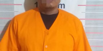 Polsek Bahorok Ungkap Kasus Pencurian Sepeda Motor, Pelaku Berhasil Diciduk  LANGKAT, Reportase INC – Polsek Bahorok berhasil mengungkap kasus tindak pidana pencurian sepeda motor yang terjadi di Dusun Pasar Rodi, Desa Empus, Kecamatan Bahorok, Kabupaten Langkat. Kasus ini bermula dari laporan polisi dengan nomor LP/B/.31/V/2025/SU/LKT/SEK-BAHOROK tertanggal 15 Mei 2025, setelah seorang warga bernama Andrianto (33), wiraswasta, melaporkan kehilangan sepeda motor milik ayahnya.  Peristiwa pencurian terjadi pada Rabu, 14 Mei 2025 sekitar pukul 18.00 WIB. Sebelumnya, pelapor sedang berada di bengkel sepeda motornya ketika seorang pria bernama Erwin alias Botak (38), yang pernah bekerja di bengkel tersebut, datang meminta pekerjaan. Karena tidak ada lowongan, pelapor menolaknya dan hanya memberikan ongkos pulang. Namun, beberapa saat kemudian, sepeda motor Honda Supra X BK 6802 RX milik Ansarimuddin—ayah pelapor—diketahui hilang dan diduga kuat dicuri oleh Erwin.  Akibat kejadian tersebut, korban mengalami kerugian sekitar Rp7.000.000. Barang bukti yang berhasil dikumpulkan pihak kepolisian berupa satu unit sepeda motor Honda Supra X BK 6802 RX serta pakaian hitam lengan panjang yang digunakan pelaku saat beraksi, terekam dari rekaman CCTV di sekitar lokasi kejadian.  Kapolres Langkat, AKBP David Triyo Prasojo, S.H., S.I.K., M.Si., melalui  Kapolsek Bahorok AKP Tunggul Situmeang, SH. menjelaskan, penangkapan pelaku dilakukan pada Jumat, 19 September 2025 sekitar pukul 18.00 WIB. Sebelumnya, polisi menerima informasi bahwa pelaku berada di sekitar Kota Binjai. Setelah melakukan penyelidikan, petugas melihat pelaku melintas di Jalan Pasar III, Kelurahan Tanah Seribu, Kecamatan Binjai Selatan, dengan mengendarai sepeda motor bersama istrinya. Saat dihentikan dan diperiksa, pelaku mengakui telah melakukan pencurian tersebut.  Dari hasil interogasi, pelaku mengaku sepeda motor hasil curiannya telah digadaikan di kawasan Tanah Seribu seharga Rp2.000.000. Uang tersebut kemudian digunakan untuk membayar utang dan kebutuhan sehari-hari. “Pelaku sudah mengakui perbuatannya, dan saat ini telah diamankan ke Mapolsek Bahorok untuk proses hukum lebih lanjut,” jelas pihak kepolisian.  Kasus ini kini masih dalam penanganan Polsek Bahorok. Pihak kepolisian menegaskan bahwa tindak pidana pencurian sebagaimana dimaksud dalam Pasal 362 KUHP akan diproses sesuai hukum yang berlaku. Polisi juga mengimbau masyarakat untuk tetap waspada dan segera melapor apabila menemukan tindak kriminalitas di wilayah hukum Polsek Bahorok. **TP/HUMAS** (Faisal)