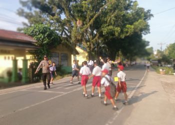 Polisi Hadir di Tengah Masyarakat, Bhabinkamtibmas Polsek Kuala Gatur Pagi di Depan SMPN 1 Kuala