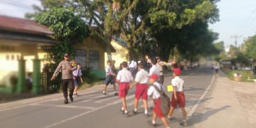 Polisi Hadir di Tengah Masyarakat, Bhabinkamtibmas Polsek Kuala Gatur Pagi di Depan SMPN 1 Kuala