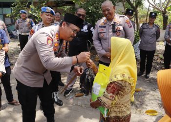 Jumat Berkah, Polres Langkat Bagikan Ikan Hasil Panen Bioflok dan Beras untuk Warga Kurang Mampu