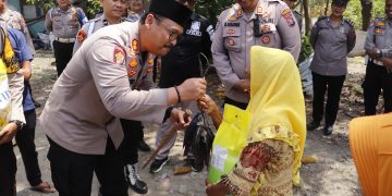 Jumat Berkah, Polres Langkat Bagikan Ikan Hasil Panen Bioflok dan Beras untuk Warga Kurang Mampu
