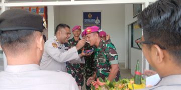 Polres Langkat Berikan Kue Ulang Tahun Secara Serentak kepada TNI dalam Rangka HUT TNI ke-80