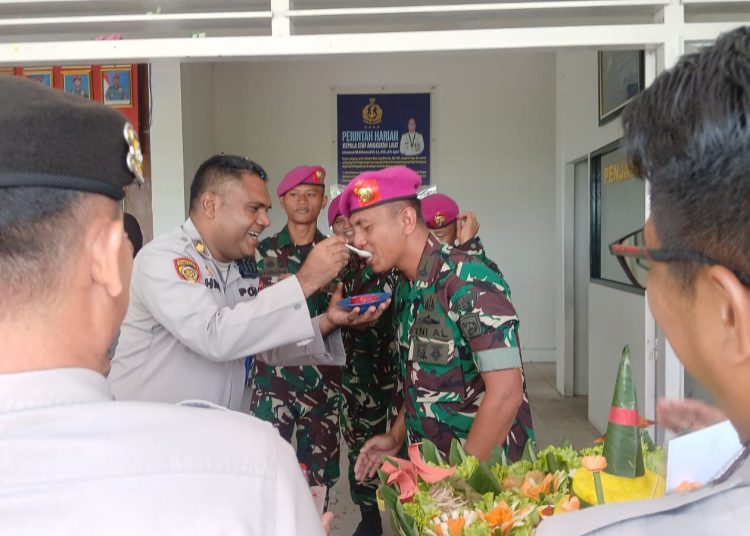 Polres Langkat Berikan Kue Ulang Tahun Secara Serentak kepada TNI dalam Rangka HUT TNI ke-80