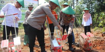 Upaya Dukung Swasembada Pangan Nasional Polres Tuban Laksanakan Giat Tanam Jagung Kuartal lV Tahun 2025