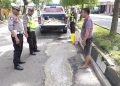 Demi Keselamatan Pengguna Jalan, Personil Sat Lantas Polres Langkat Tambal Jalan Berlubang