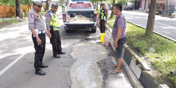 Demi Keselamatan Pengguna Jalan, Personil Sat Lantas Polres Langkat Tambal Jalan Berlubang
