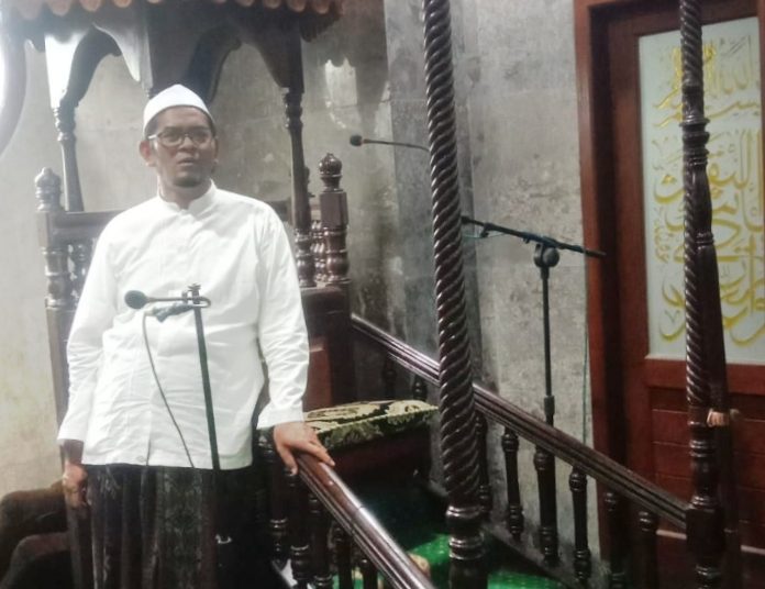 Podium/Mimbar Unik : Terbuat Dari Kayu Ulin Diukir Berpilin-pilin