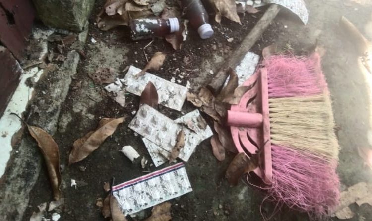 Gawat!, Limbah Medis Ditemukan Berserakan di Poskesdes Menanti Selatan