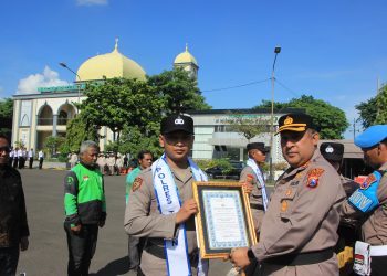 Kapolres Tuban AKBP William Cornelis, S. I. K Berikan Penghargaan Kepada Sejumlah Anggota Yang Berprestasi Melaksanakan Tugas