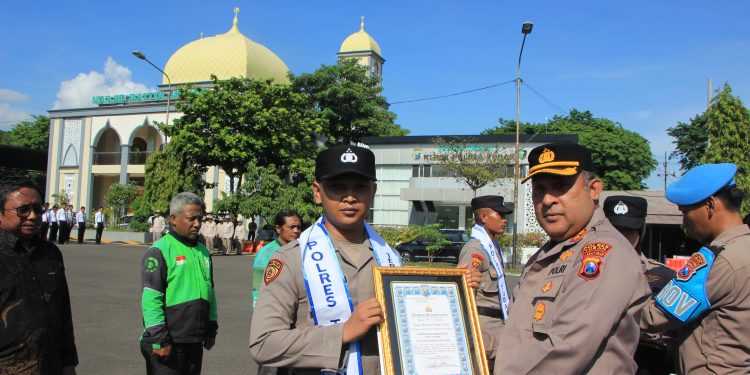 Kapolres Tuban AKBP William Cornelis, S. I. K Berikan Penghargaan Kepada Sejumlah Anggota Yang Berprestasi Melaksanakan Tugas