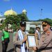 Kapolres Tuban AKBP William Cornelis, S. I. K Berikan Penghargaan Kepada Sejumlah Anggota Yang Berprestasi Melaksanakan Tugas