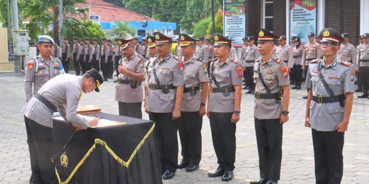 Kapolres Probolinggo Kota Pimpin Upacara Sertijab Kabag SDM, Kabag Log, Kasat Lantas dan Kapolsek Tongas