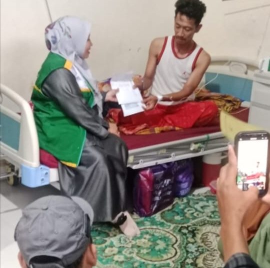 Baznas Kabupaten Bone Menyantuni Pasien RS DR YASIN Bone