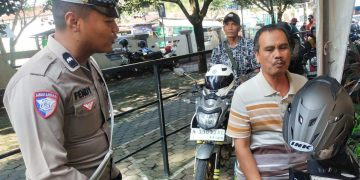Satlantas Polres Lumajang Dekatkan Diri Dengan Para Wajib Pajak Dalam Giat Polantas Menyapa