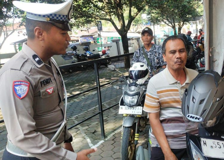 Satlantas Polres Lumajang Dekatkan Diri Dengan Para Wajib Pajak Dalam Giat Polantas Menyapa