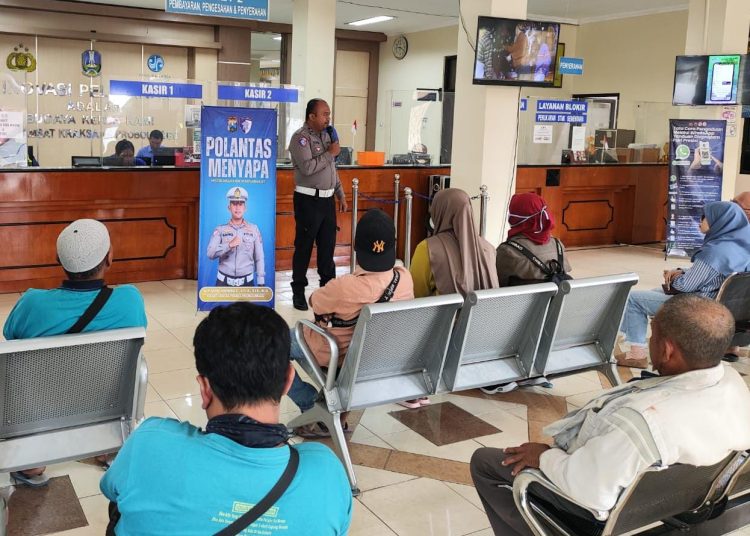 Bangun Citra Polantas, Satlantas Polres Probolinggo Hadir Lewat “Polantas Menyapa”